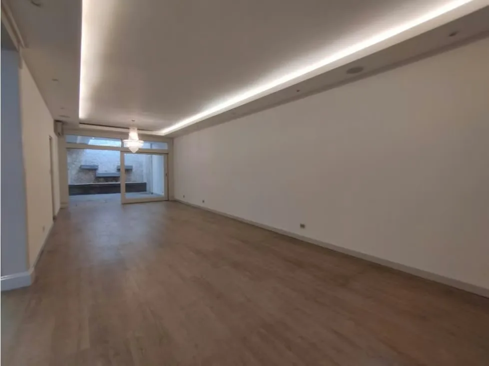 Hermosa Casa en Venta ó Alquiler en Trejos Montealegre, Escazú. Esta casa cuenta con una excelente ubicación en Condominio Imperial. Acabados de lujo, cómodos espacios. Casa ...