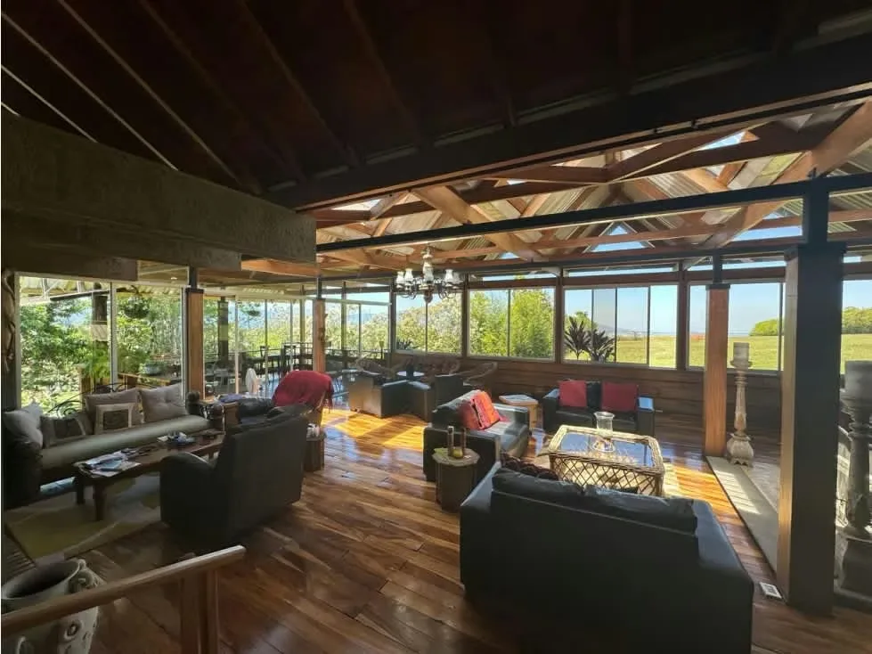 Casa Francia: Espectacular casa con 650 metros cuadrados de construcción y alrededor de 5.000 metros cuadrados de terreno. En un concepto de cerrado tipo condominio, con vistas ...