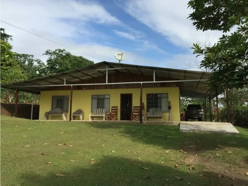 La casa se encuentra en un terreno de 4800 metros cuadrados en San Isidro de Peñas Blancas de San Ramón de Alajuela.