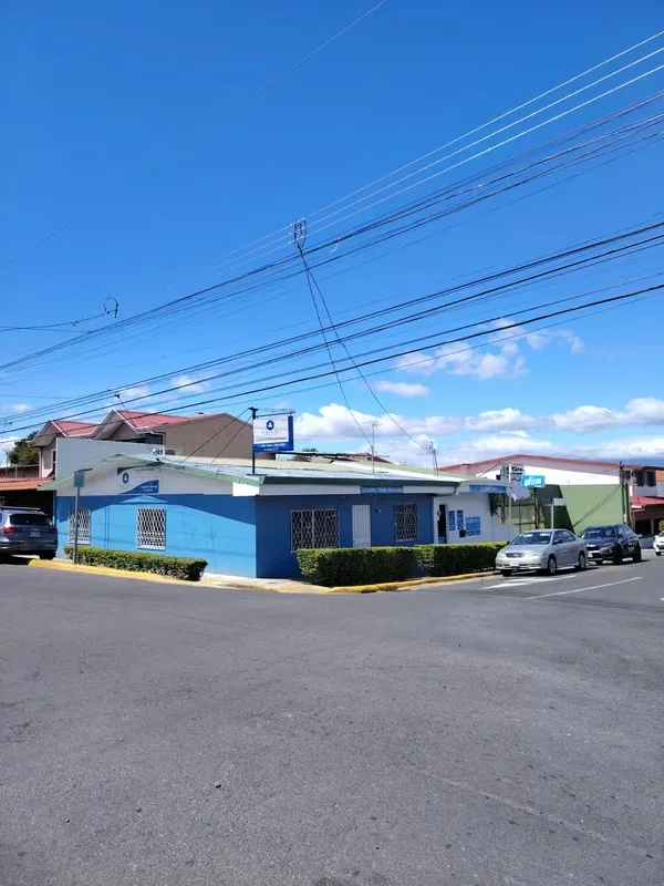 Propiedad de 180 mts2 construidos , esquinera , a 100 metros de calle principal , se puede desarrollar para actividad comercial o residencial , uso de suelo hasta para tres plantas , ...