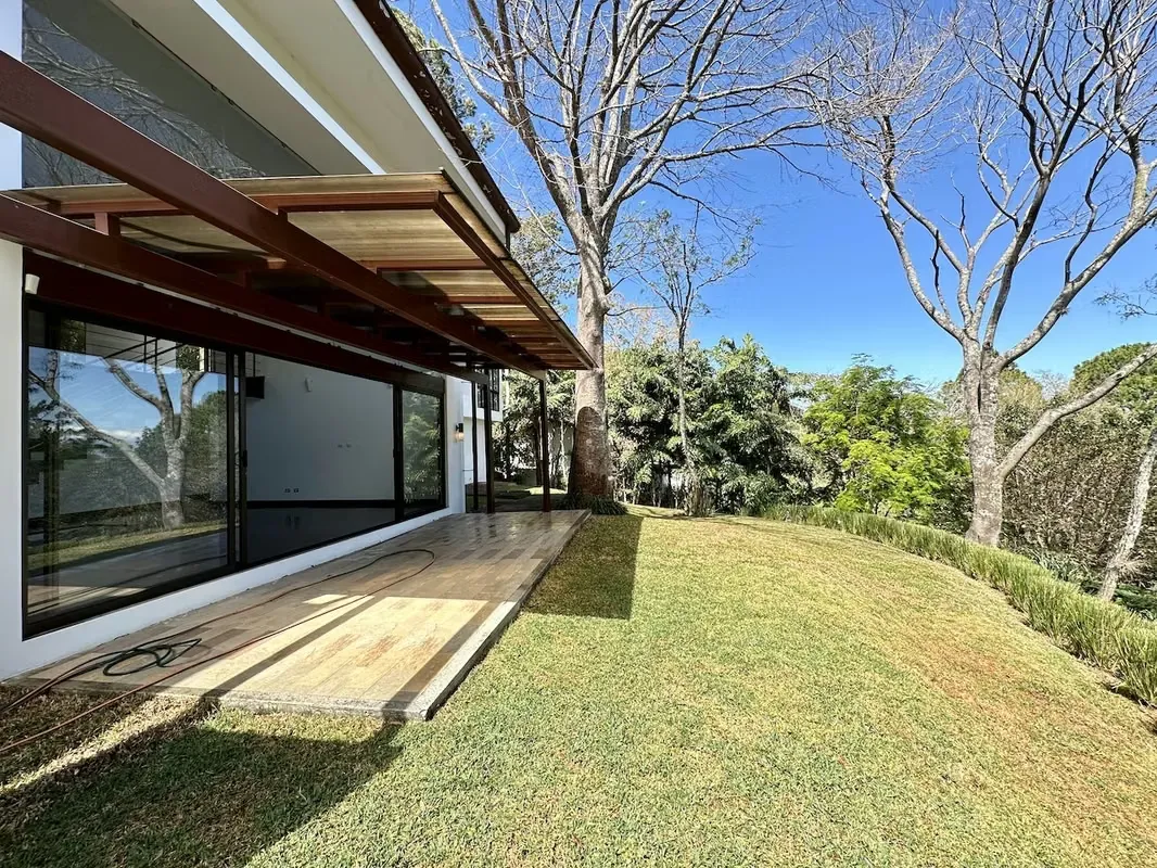 Ubicada en uno de los residenciales más privados y exclusivos de Santa Ana, esta espectacular casa de montaña ...