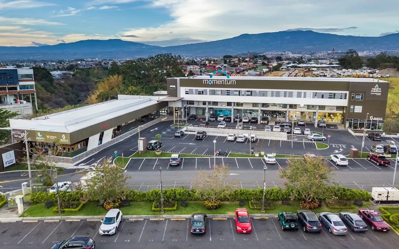 Establish your office or medical practice in Oficentro Momentum Escazú, a highly prestigious strategic location, with immediate access to Route 27 and the main roads of the city.