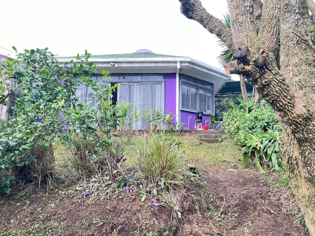 The house is located in Santa Barbara de Heredia, in a residential area near the Monte Campana Hotel, about 300 meters from the main road.