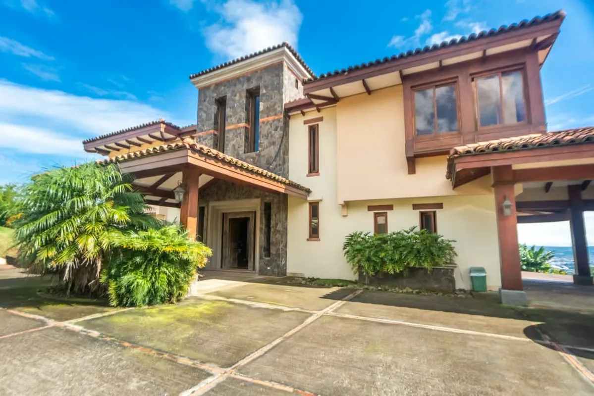 Description: Experience the pinnacle of mountain living in this extraordinary 4,928 m² (1.2-acre) estate located in Bebedero, Escazú. Just steps away from the famous Tiquicia lookout, ...