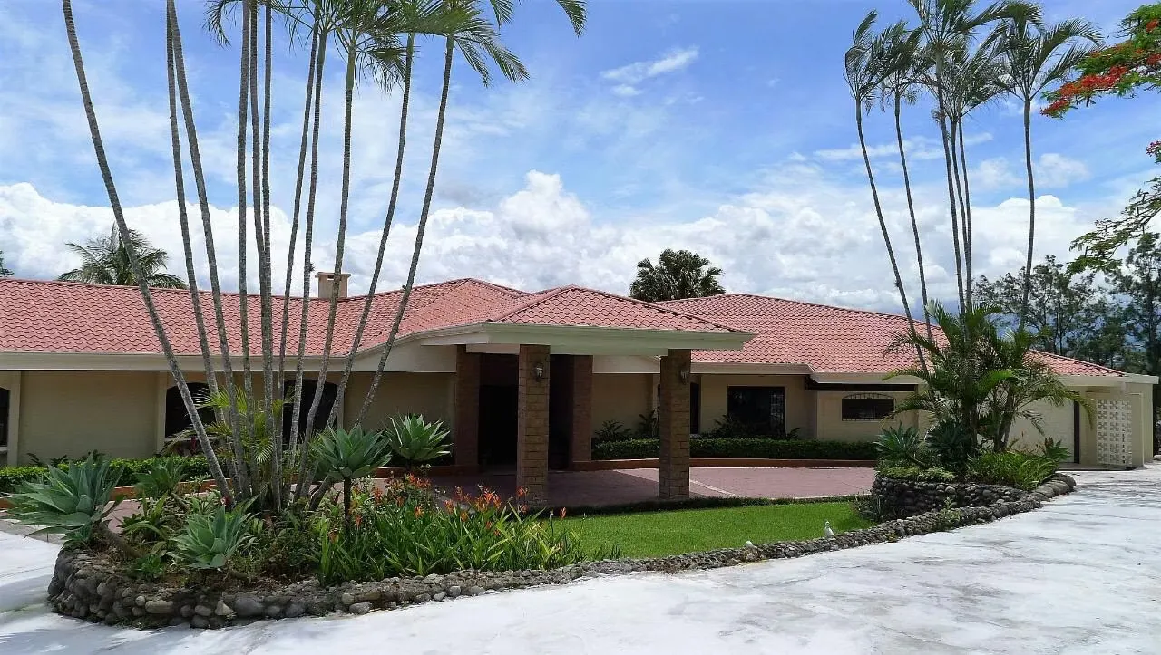 Lujosa Residencia Colonial en Piedades de Santa Ana