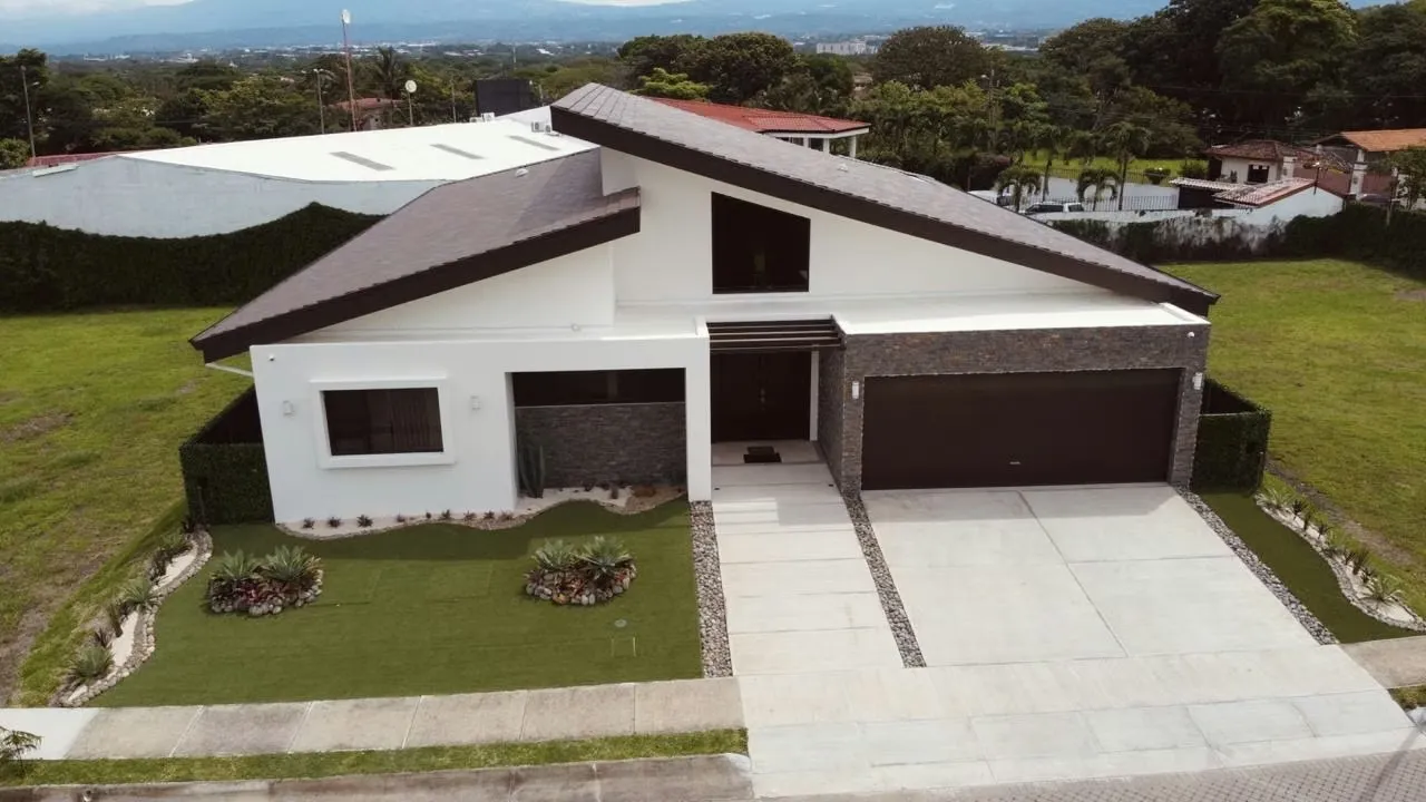 CASA DE LUJO EN VENTA | CONDOMINIO BOUTIQUE – RÍO ORO, SANTA ANA