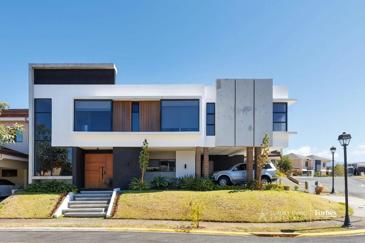 Located within Condominio Francosta in Ulloa, Heredia, this modern and spectacular home was designed for those ...