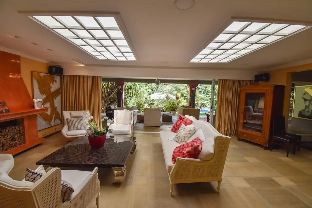 This 4594m2 property is located in Guachipelín de Escazú, very close to La Paco. It features ample green spaces and resort-style amenities in a peaceful and tranquil ...