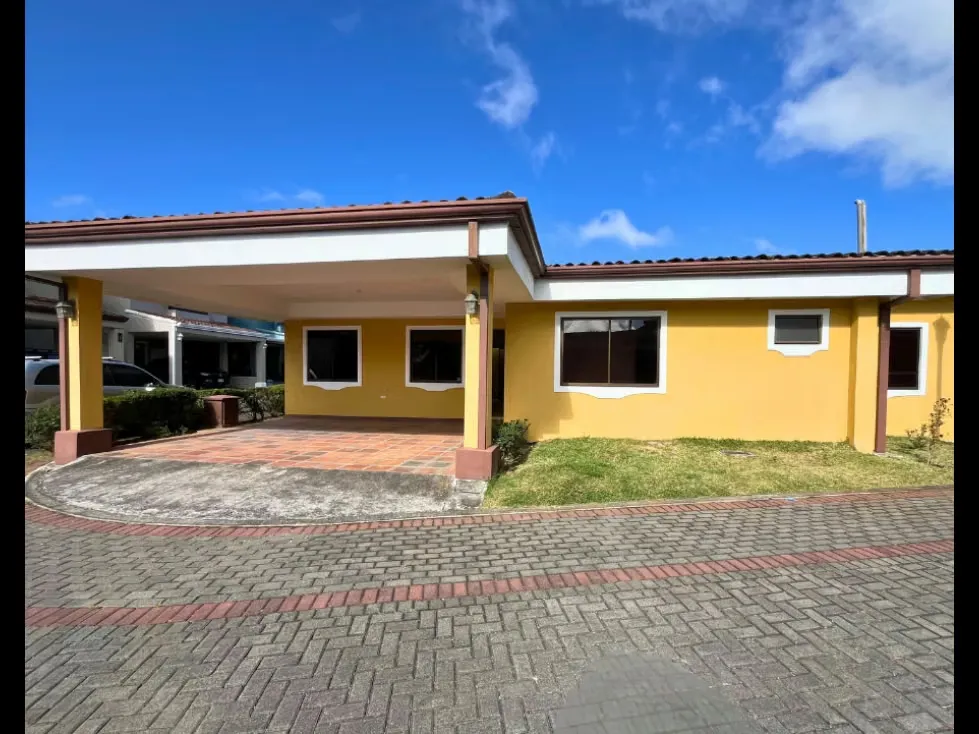 Casa Familiar de 4 Habitaciones con Patio y Cochera