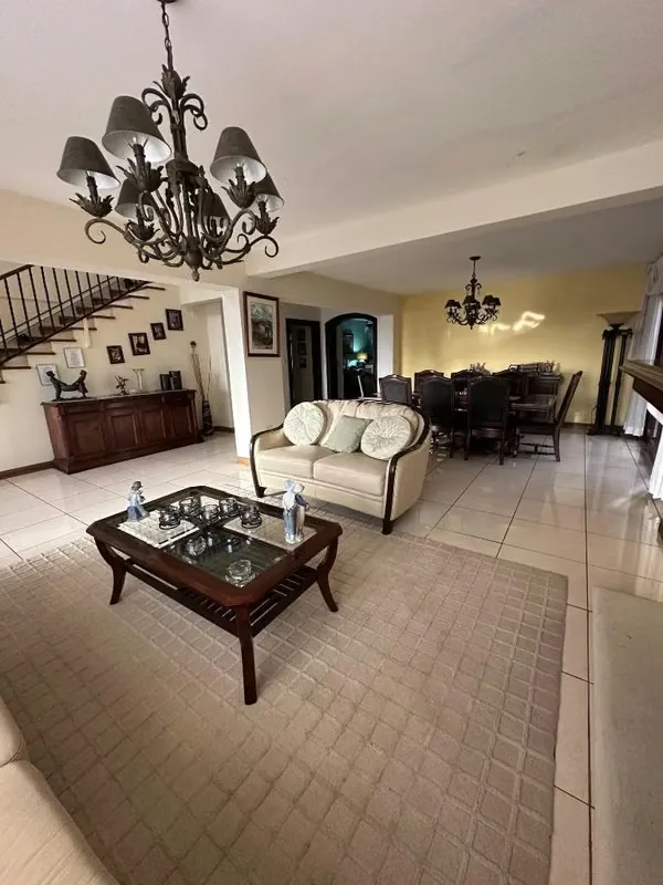 Large house for sale, residential, commercial, or office use. Property for sale in Curridabat, suitable for offices or housing. Approximately 500 square meters, with 5 full bathrooms ...