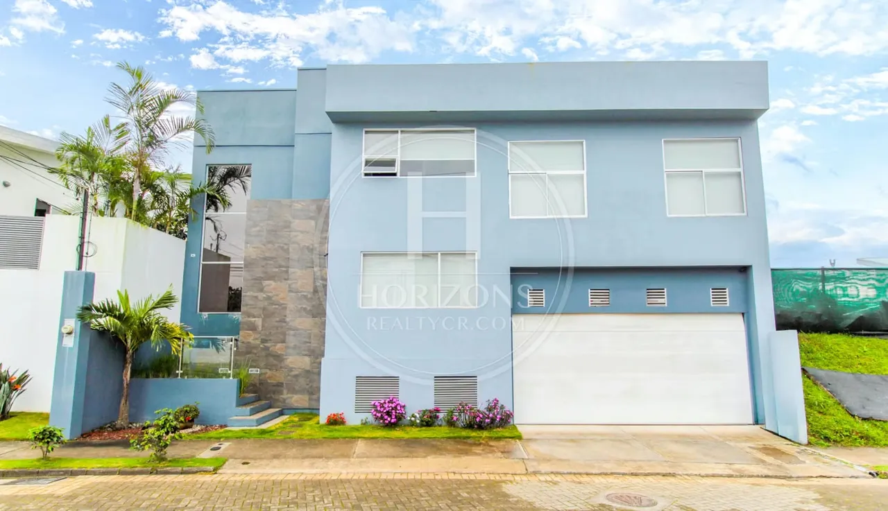 Área de construcción: 350m² – Área de terreno: 249m² – Seguridad 24/7 – Cuota de condominio 99.000 Colones – Año de construcción: 2017