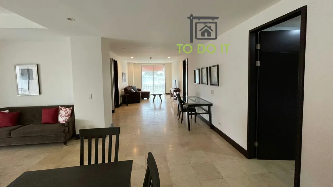 Excelente apartamento de 190m2, muy amplio, con terraza, linda vista, ubicado en Escazu con cercanía a todo, en torre de apartamentos tipo Condominio, con amenidades.