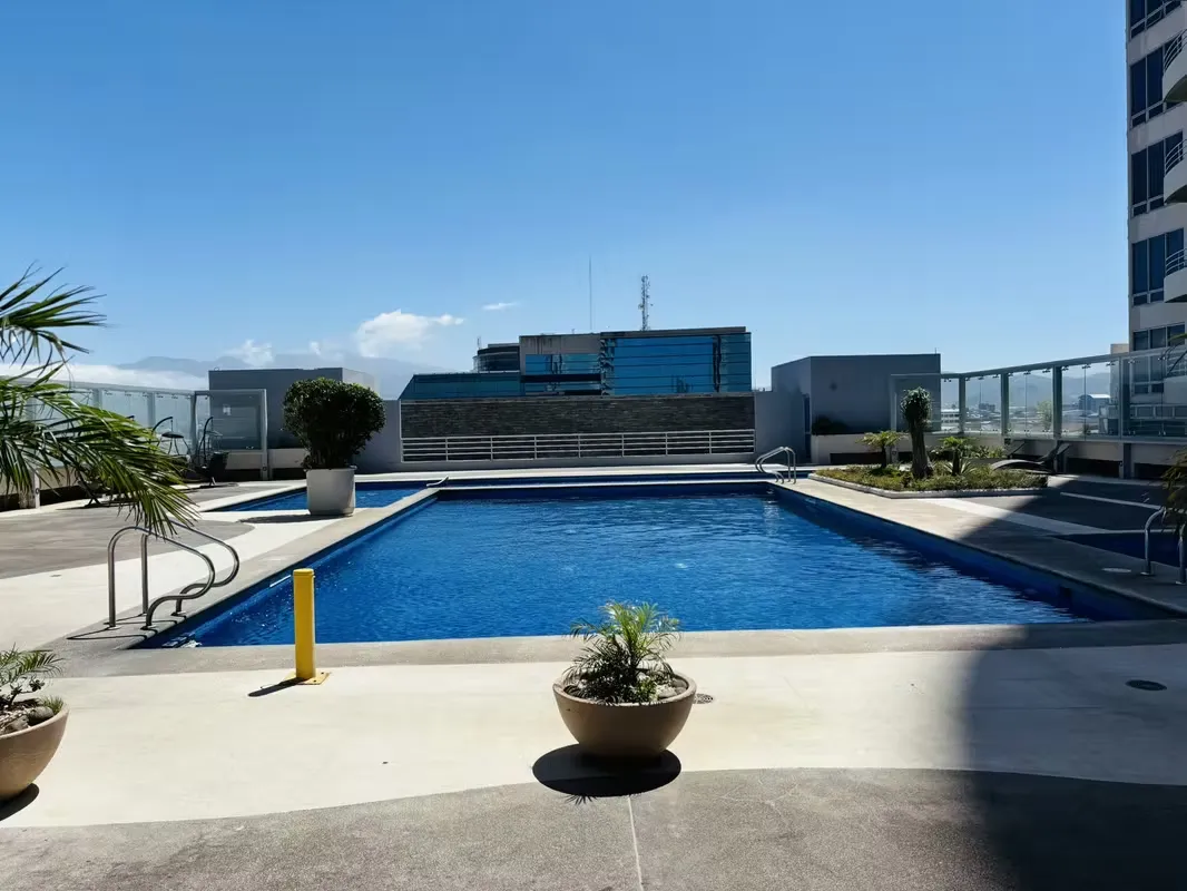 Descubre este exclusivo apartamento amoblado en piso 17, ubicado en el corazón de Paseo Colón, donde cada detalle ha ...