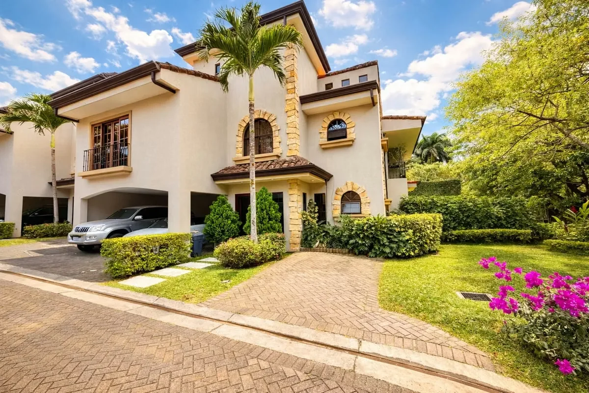 Ubicada en una de las zonas más exclusivas residenciales y de mayor plusvalía del sector oeste de Escazú, esta casa en condominio de lujo representa una oportunidad única ...