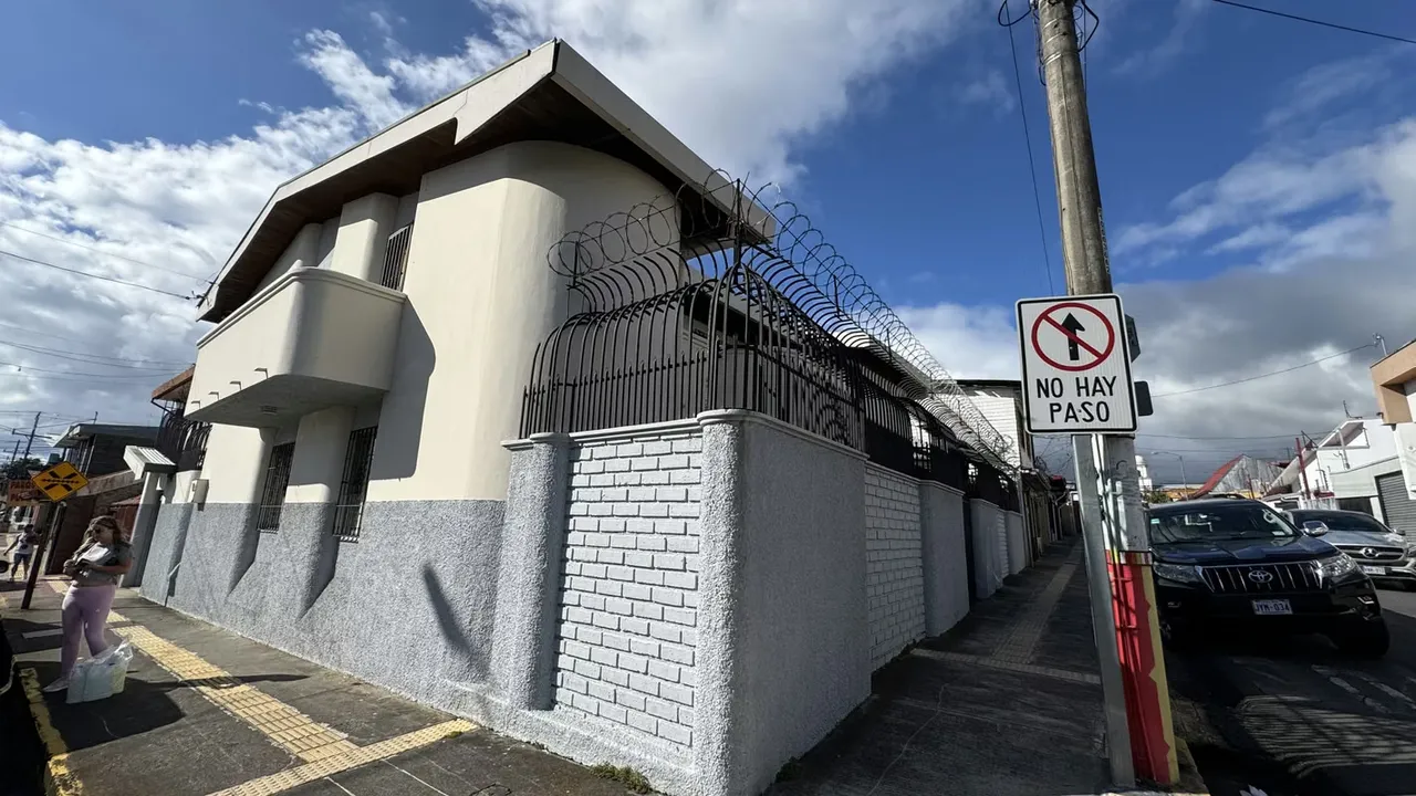 MA Asesorias vende amplia casa de dos pisos, con facilidad para la instalacion de ascensor.