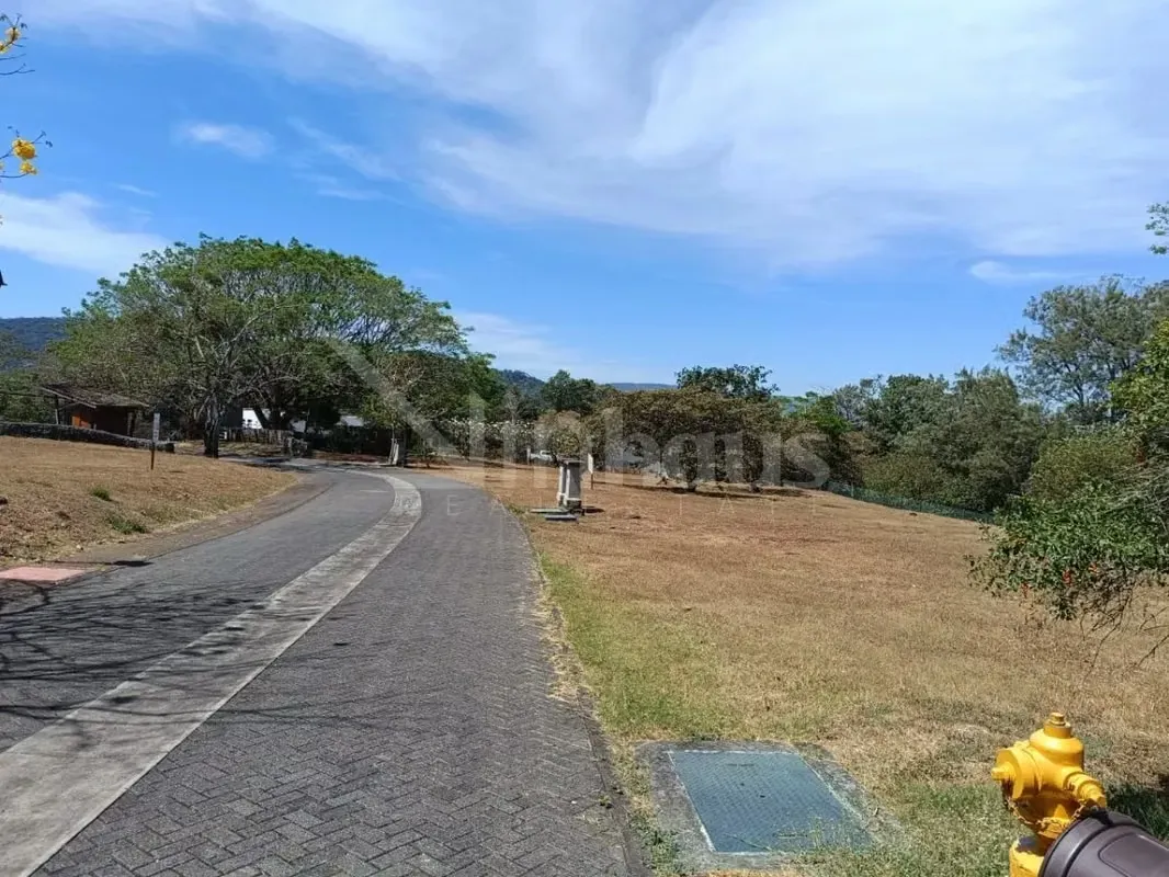 Lote residencial en venta en Hacienda Los Reyes. Condominio exclusivo.