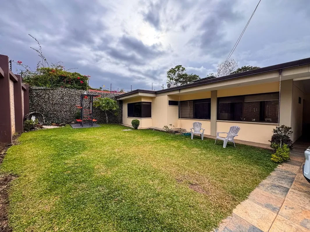 INDEPENDENT ONE LEVEL HOME FOR SALE IN BELLO HORIZONTE ESCAZÚ