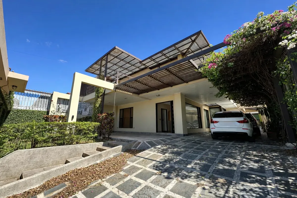 Located in a quiet, safe, and easily accessible area, this property stands out for its spacious rooms and excellent internal layout, making it ...