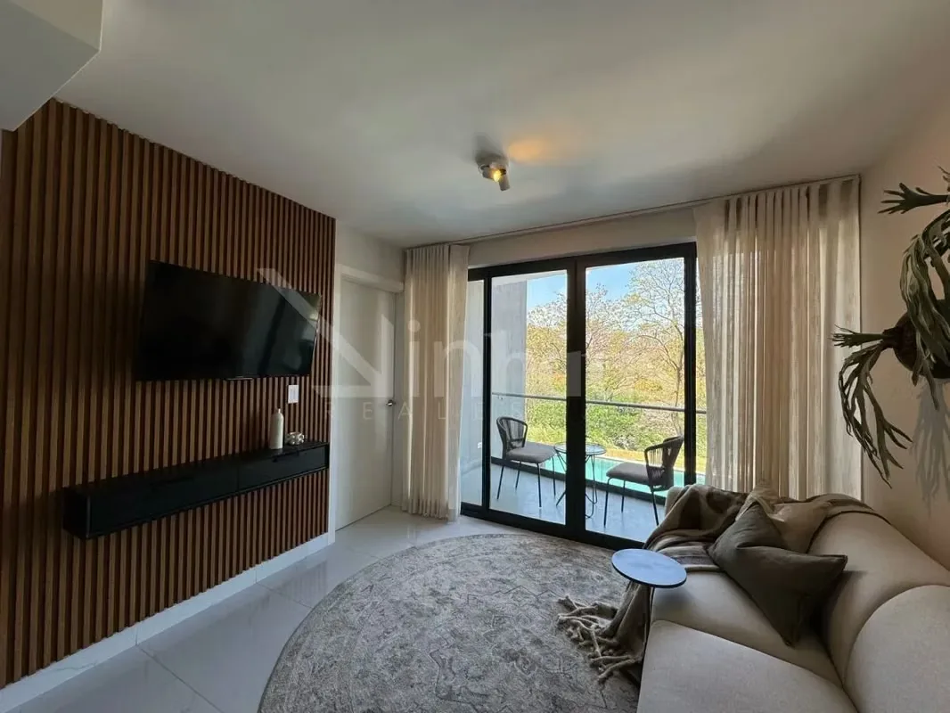 Venta de apartamento nuevo para estrenar Este modelo de apartamento dispone a la entrada de espacio social integrado de cocina, comedor y sala con salida a balcón. Cuenta con área de ...