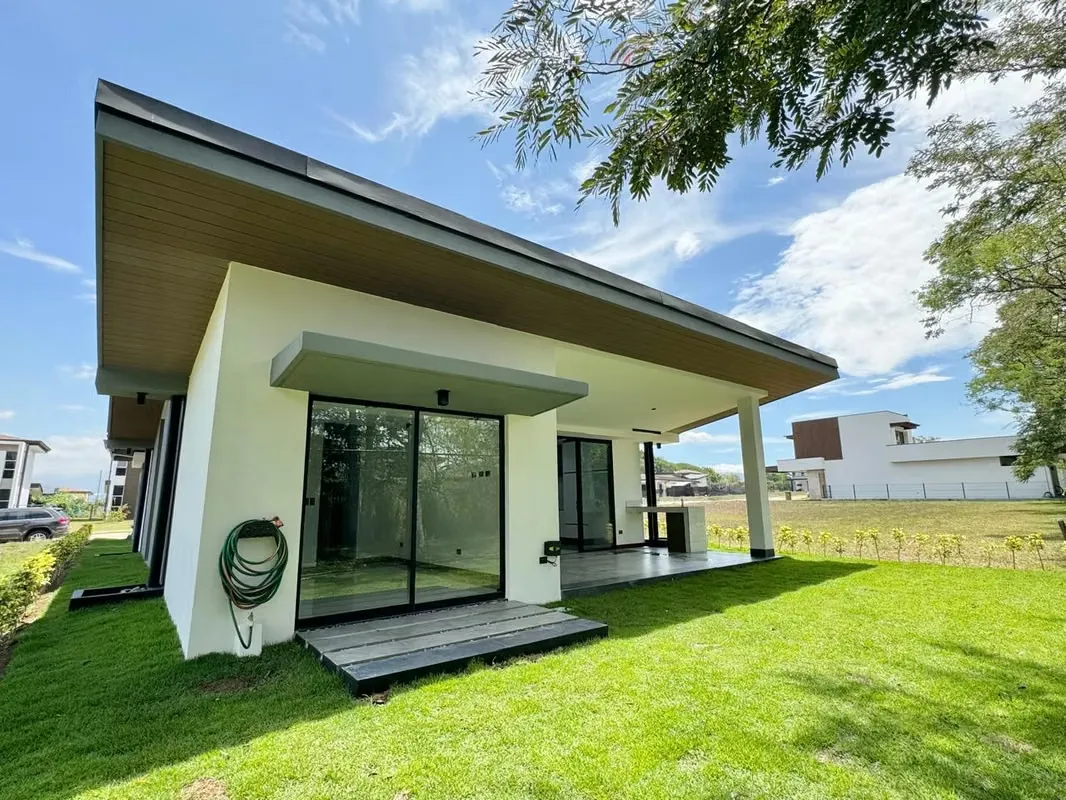 Alquilo Casa de Un Nivel 3 hab, 2.5 baños en condominio, La Guacima de Alajuela.
