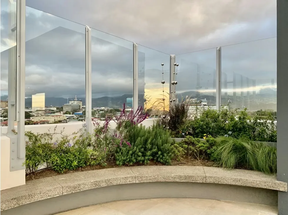 Venta de moderno apartamento full amoblado en nueva torre de pisos con con múltiples amenidades y finos acabados, ubicada en estratégica zona en el corazón de San José, en zona de ... — photo 2