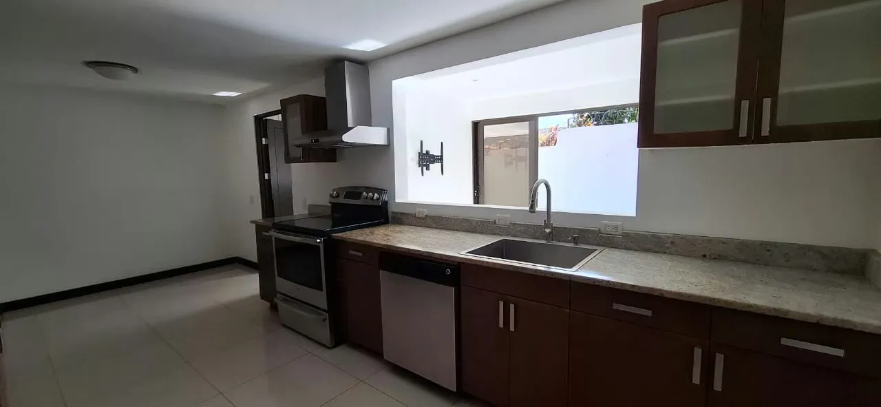 Le presentamos una hermosa y funcional casa ubicada en el Condominio Las Palomitas. Con un diseño moderno y distribución ...