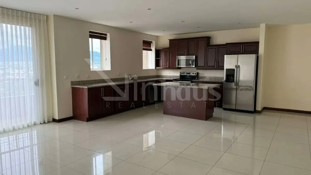 Se alquila apartamento de 3 habitaciones en Escazú.