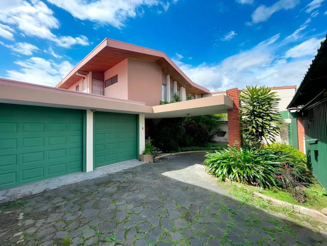 VENTA DE AMPLIA CASA EN BARRIO ESCALANTE – USO DE SUELO MIXTO