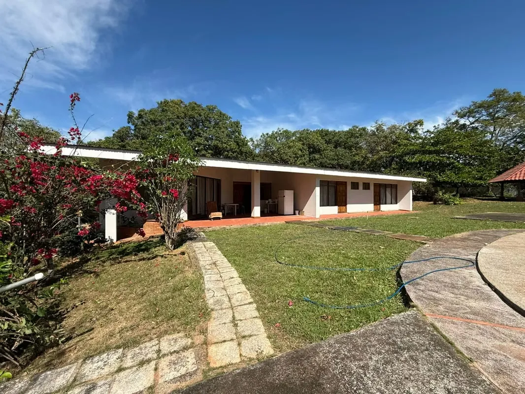 Espectacular Propiedad con Casa Moderna en Labrador – Ideal para Vivir o Invertir