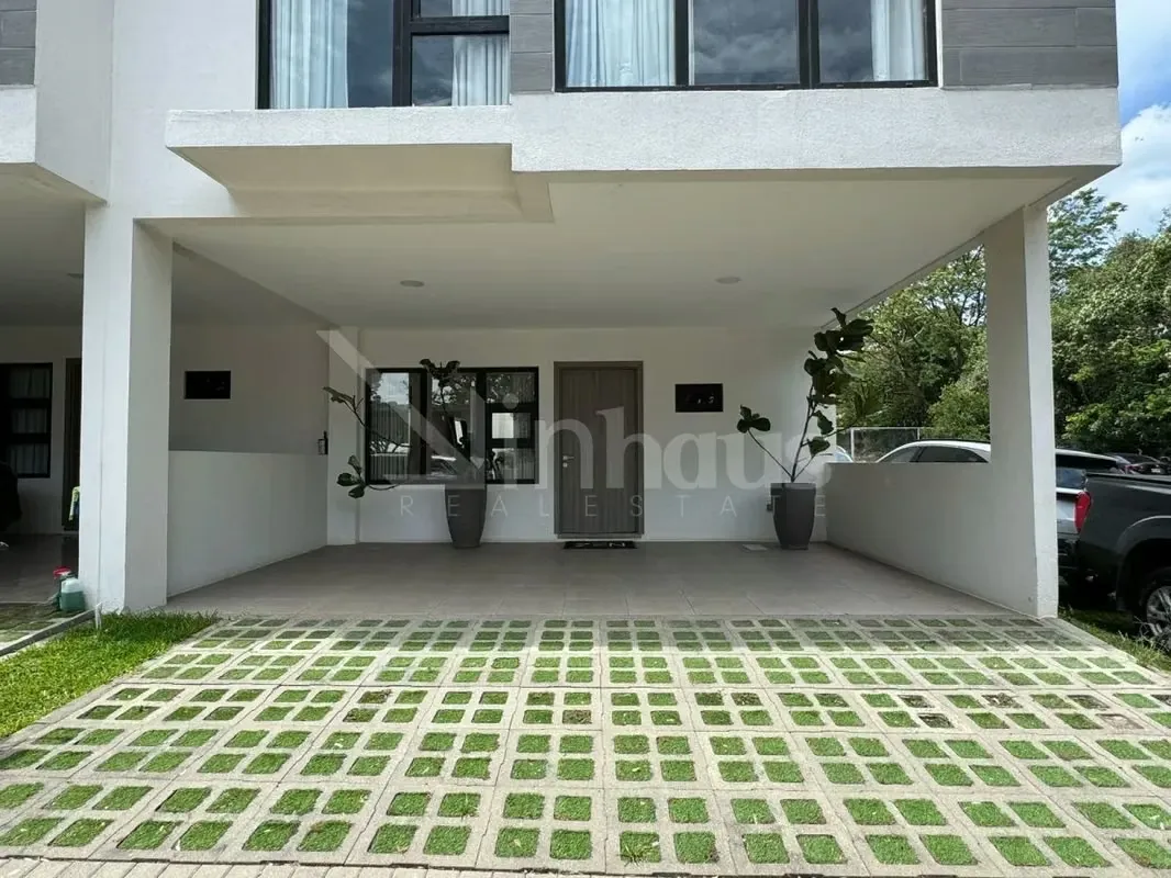 Cuenta con 2 estacionamientos bajo techo, medio baño de visitas, sala y comedor integrados con ...