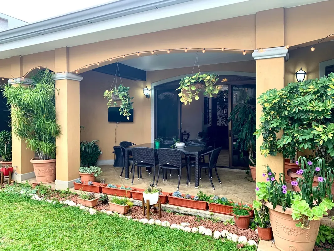 Descubre el encanto de vivir en uno de los residenciales más prestigiosos de Escazú. Esta elegante y espaciosa casa combina a ...