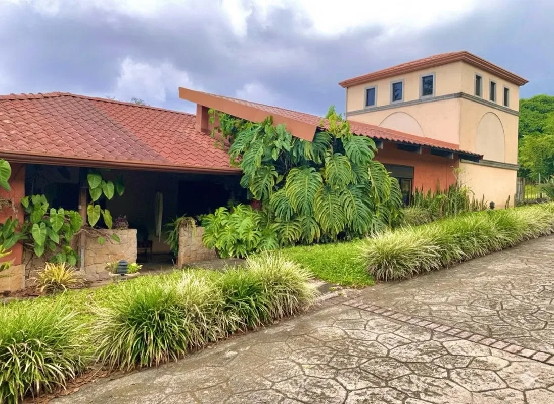 Descubra una joya escondida que celebra la historia arquitectónica Colonial de Escazú. El ...