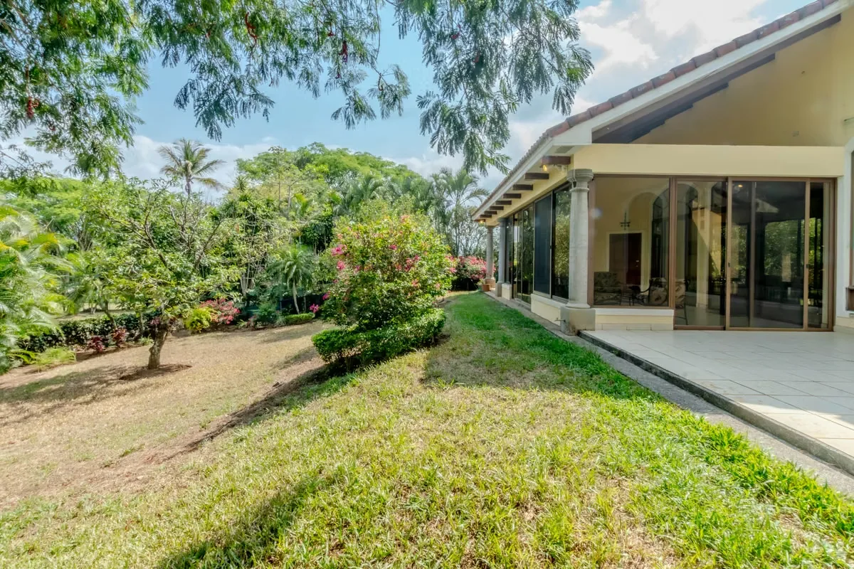 Casa Colonial en Venta en Hacienda Los Reyes, La Guácima, Alajuela – 330 m² Construcción | 1.650 m² Terreno | 3 Habitaciones + Oficina | 3.5 Baños | US$495.000