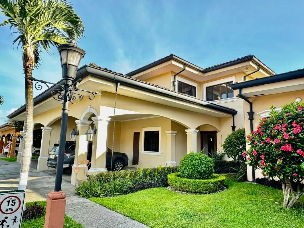 Features 3 bedrooms, the master with a walk-in closet - 2.5 bathrooms, spacious living ...