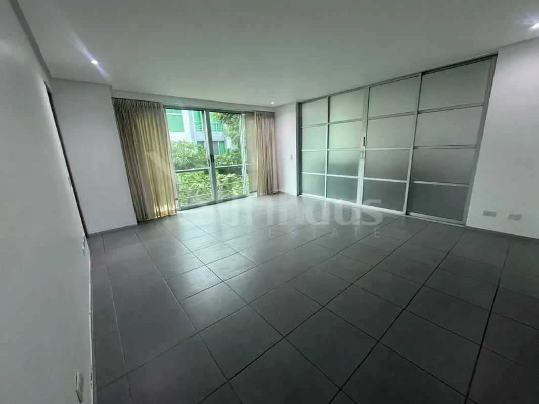 Venta de Apartamento con estratégica ubicación muy cerca de Santa Ana Town Center, este apartamento en el primer nivel cuenta con: