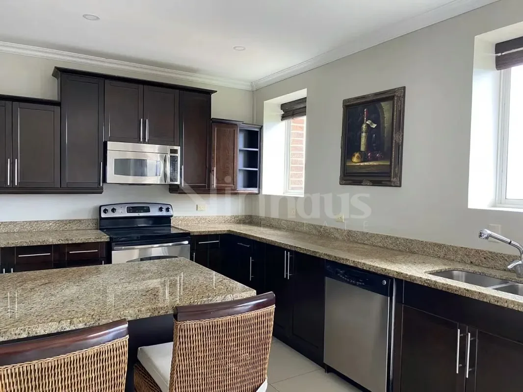Alquiler de apartamento amueblado en torre en Escazú. Cuenta con medio baño para visitas, closet de blancos o alacena, sala, comedor y cocina integradas con salida a terraza con vista ...