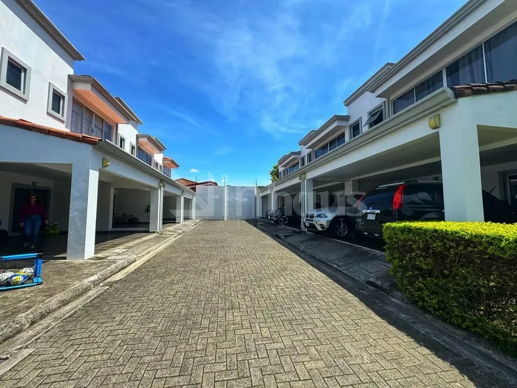 Se vende casa en condominio familiar de solo 6 unidades, ideal para quienes buscan privacidad, tranquilidad y un ambiente seguro. La propiedad cuenta con diseño moderno, finos acabados ...