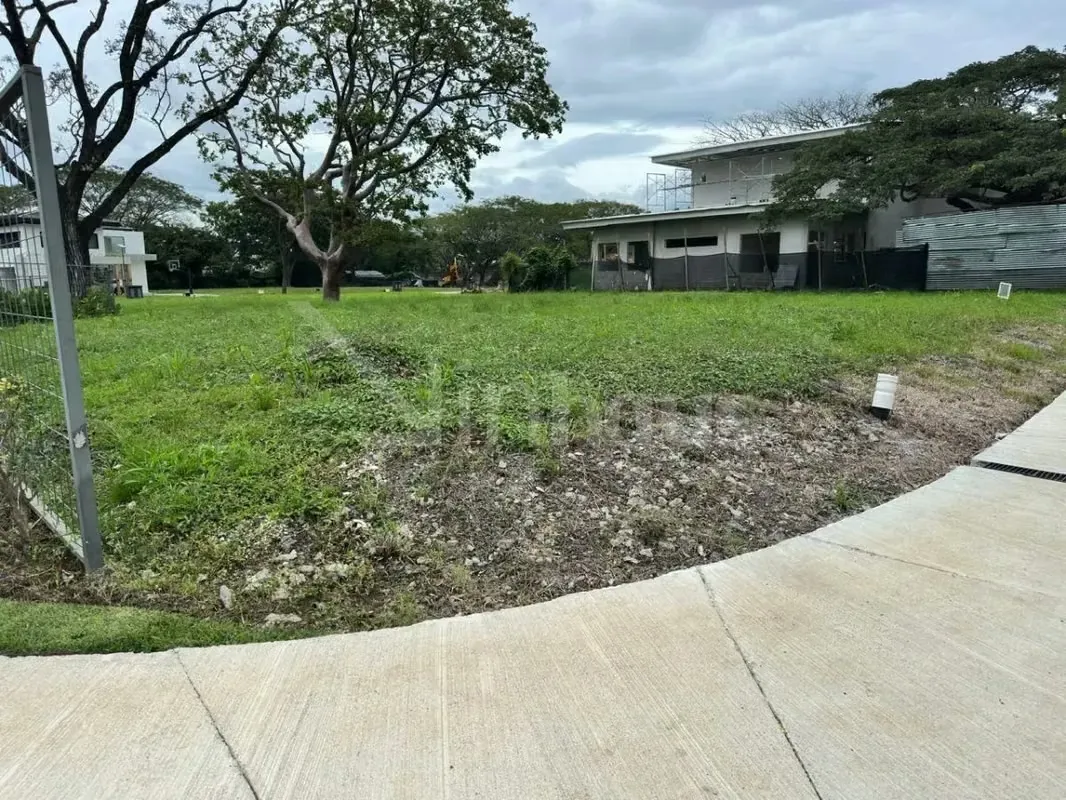 Venta de lote plano y esquinero en condominio de lujo en Lindora