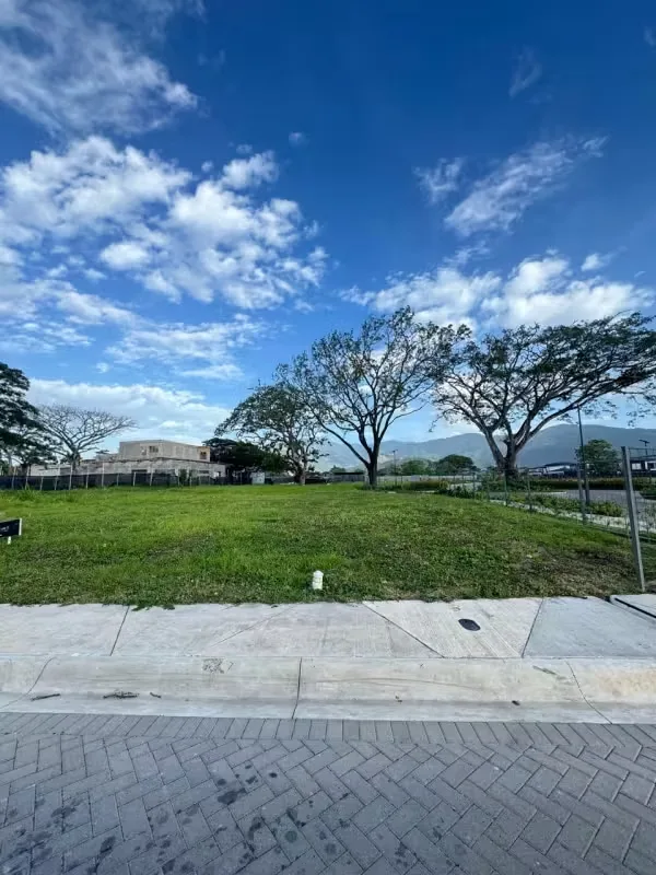 Se vende lote con ubicación exclusiva dentro de condominio en Lindora, Santa Ana, al oeste de San José. Una excelente oportunidad para construir en una de las zonas residenciales de ...