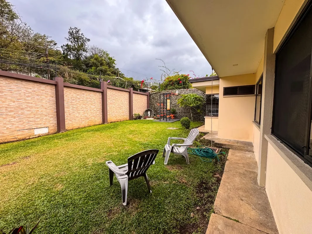 INDEPENDENT ONE LEVEL HOME FOR SALE IN BELLO HORIZONTE ESCAZÚ