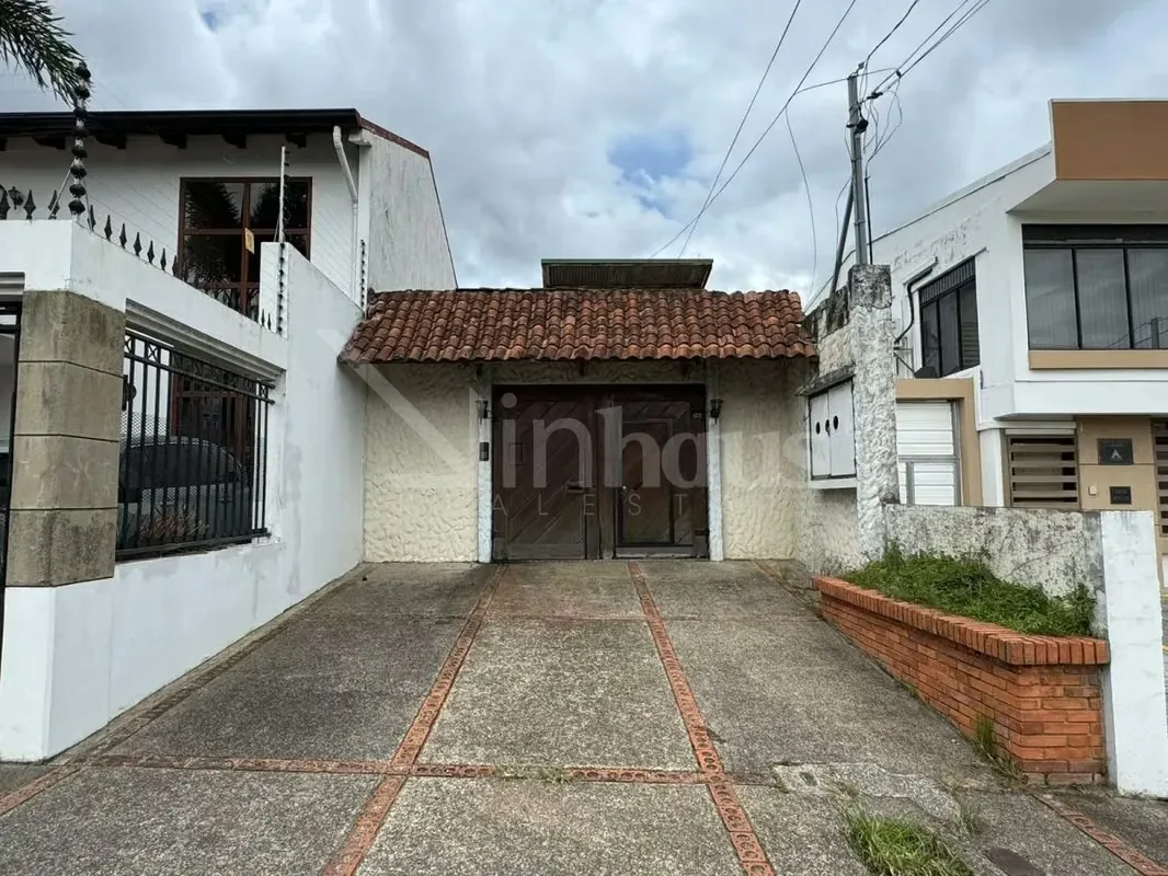 Venta de propiedad con dos apartamentos. Rohrmoser,