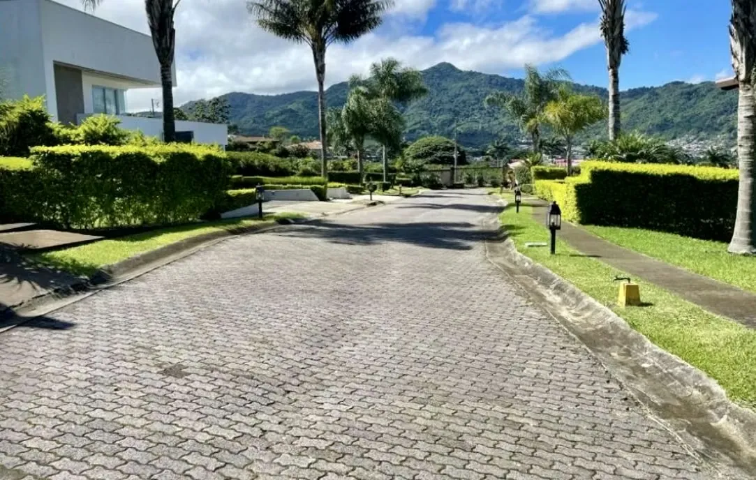 Lote en condominio Colinas de Montealegre