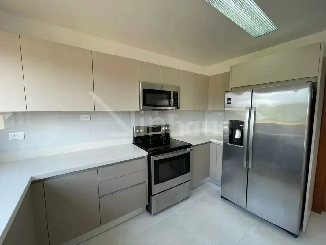 Se vende apartamento con excelente ubicación en Trejos de Montealegre, Escazú, en una zona residencial altamente cotizada y muy conveniente por su cercanía a comercios, servicios y ...