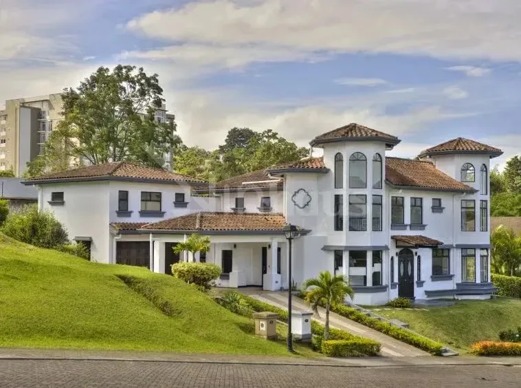 Exclusiva y elegante casa en venta en Condominio Bosques de Altamonte, en Granadilla de Curridabat. Diseñada con acabados de lujo y amplios espacios, esta propiedad ofrece una ...