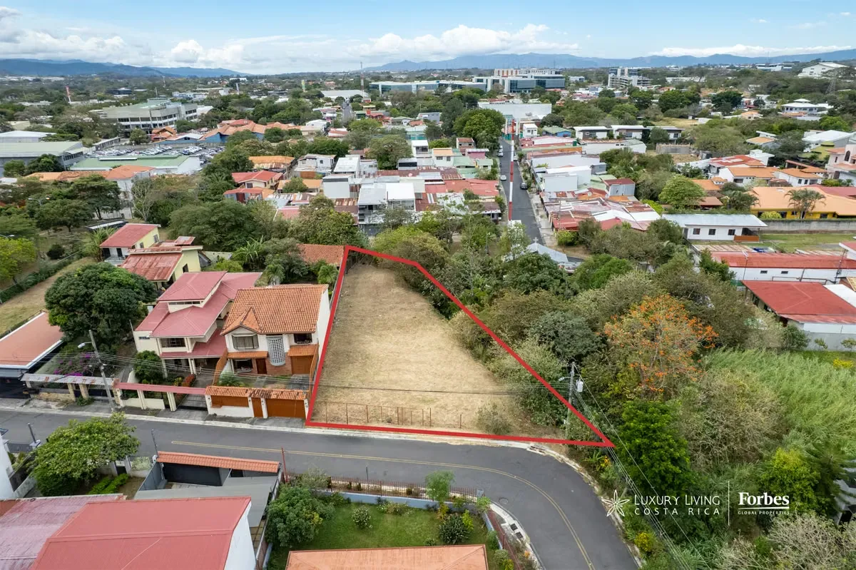 Independent lot of 889.78 m² located in Pozos de Santa Ana. According to the Santa Ana Canton Master Plan, the property is 100% within the Medium-Density ...