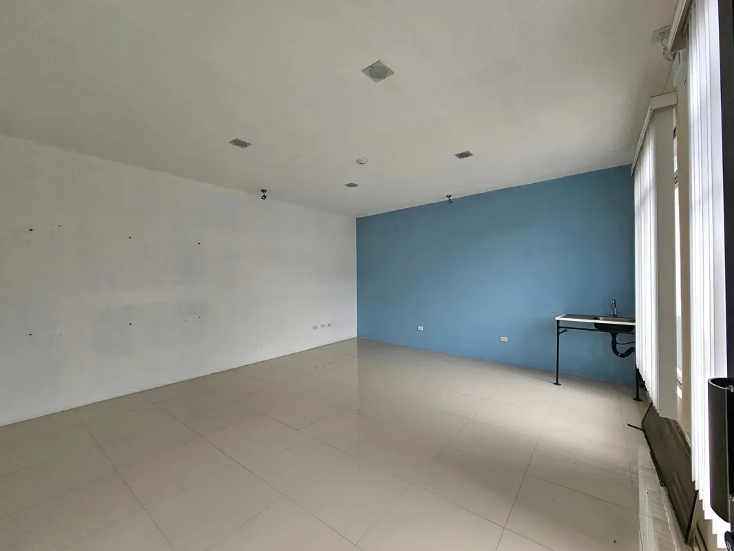 Ubicado en un segundo piso de un edificio, con amplios ventanales y todas las comodidades que su empresa ...