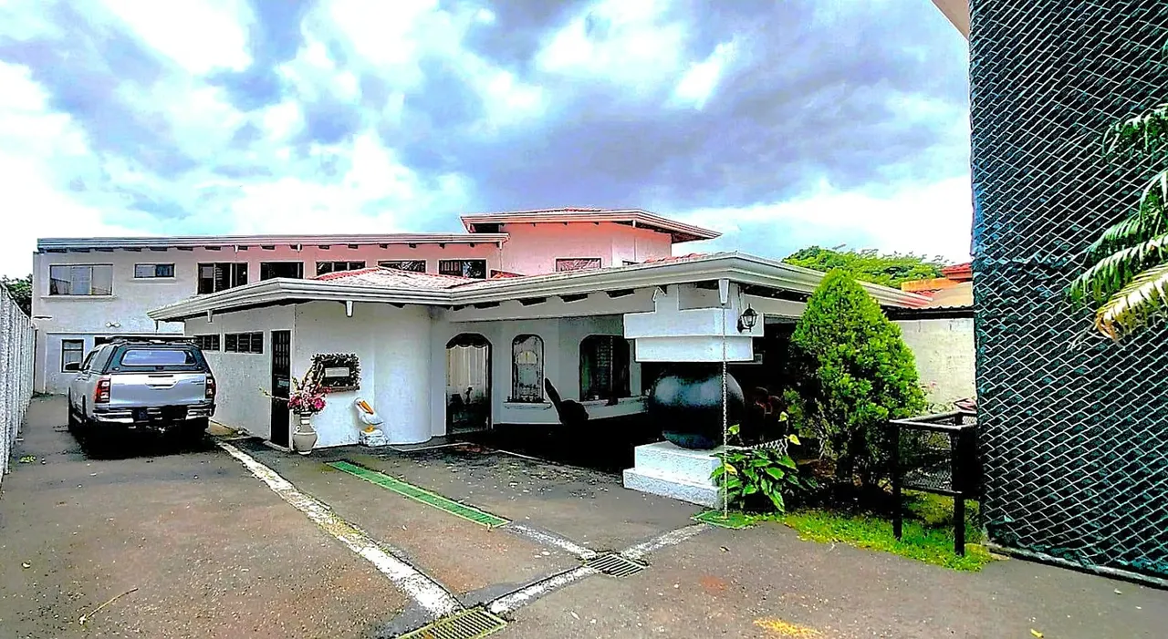 This spacious home in Santo Domingo, Heredia, offers exceptional versatility for investors, ...
