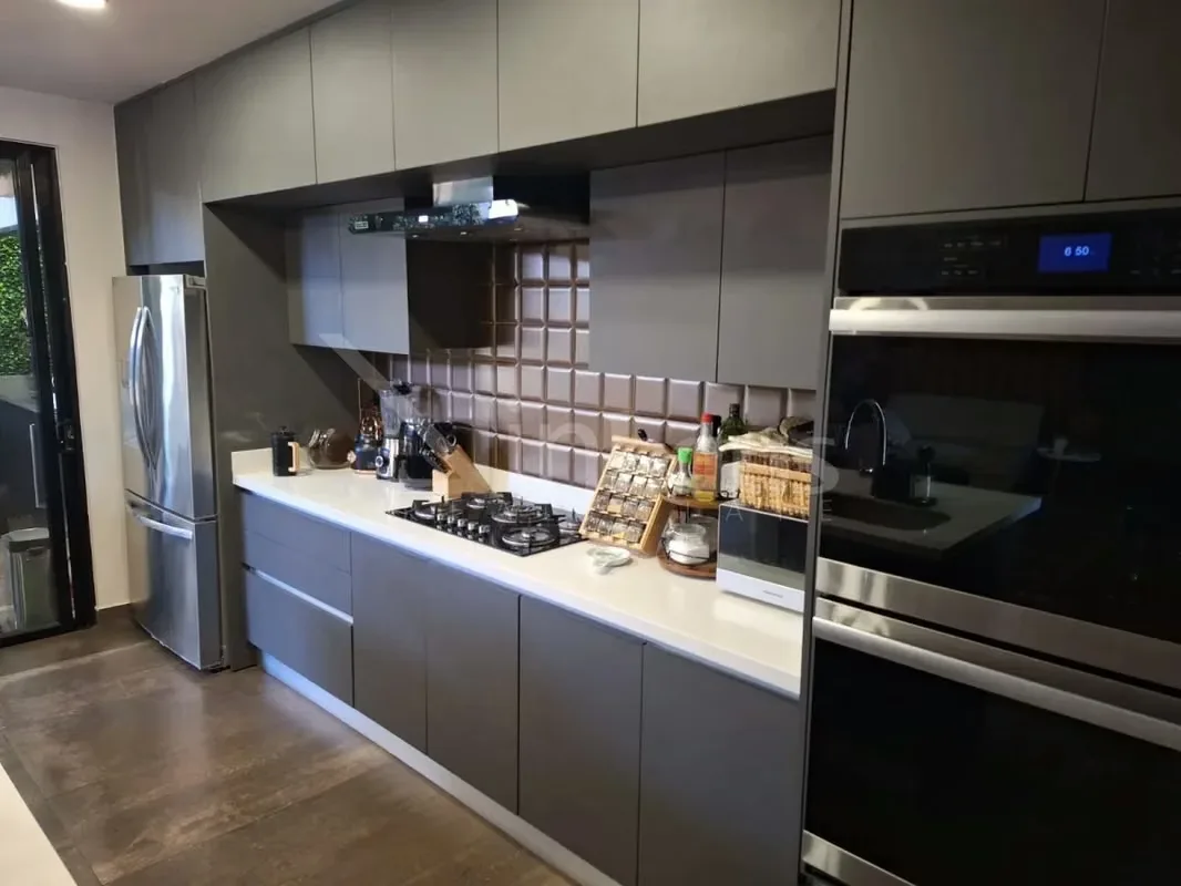 Se vende casa de cuatro habitaciones con acabados de lujo y una vista espectacular en Escazú, ubicada en condominio con seguridad y amenidades completas.