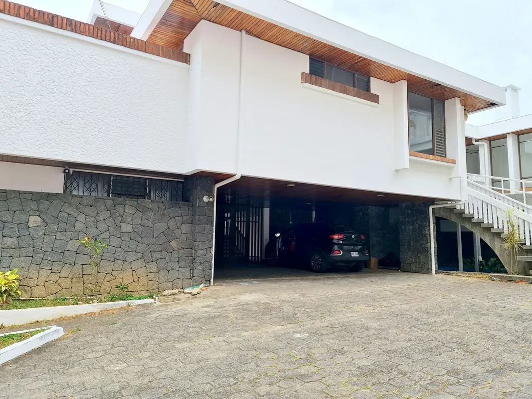 This is a magnificent property with 1,510 m² of land and a house of approximately 1,450 m².