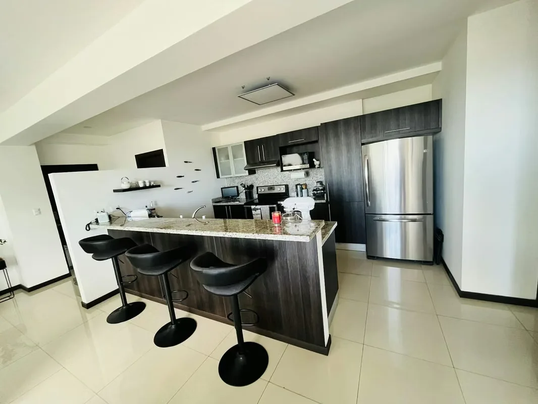Vendo un apartamento en exclusiva, impecable, bien ubicado, con cercanía a Rohrmoser, La Sabana y Escazú.
